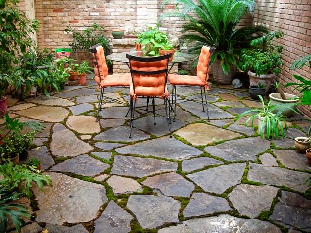 Chọn Đá Tự Nhiên Cho Sân Vườn Tây Nguyên Bền Đẹp Mùa Mưa